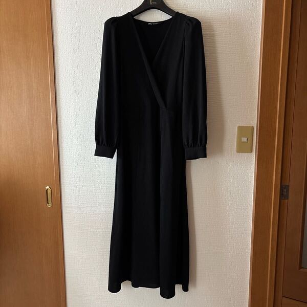 ZARA スリット入り ロングワンピース M 黒 透け感あり 長袖 レディース エレガント 小顔効果 シャープ パーティー フェミニン Vネック夏