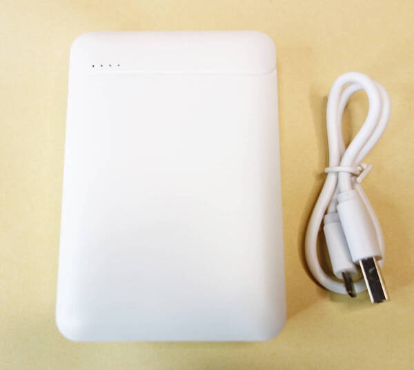★送料無料★ 小型軽量モバイルバッテリー 10000mAh 入力2タイプ対応 2Aの急速充電対応