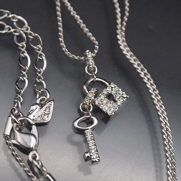 B083 スワロフスキー SWAROVSKI ペンダント ネックレス 南京錠 鍵 ラインストーン デザイン シルバー