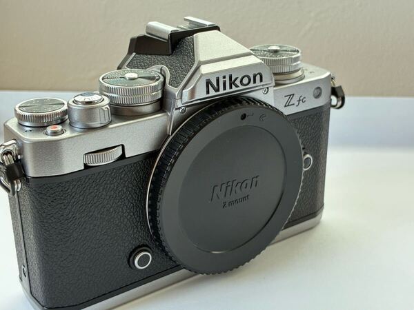 【美品】Nikon ミラーレス一眼カメラ Zfc シルバー ※Nikon単焦点レンズ+マウントアダプターを付属します