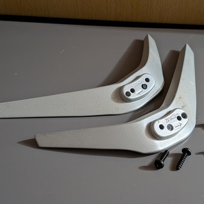 送料無料 SCM32-BW1 SANSUI サンスイ 32インチ 液晶テレビの台座スタンド 左右2個セット 破損無し 美品 ネジ付き 補修用修理部品