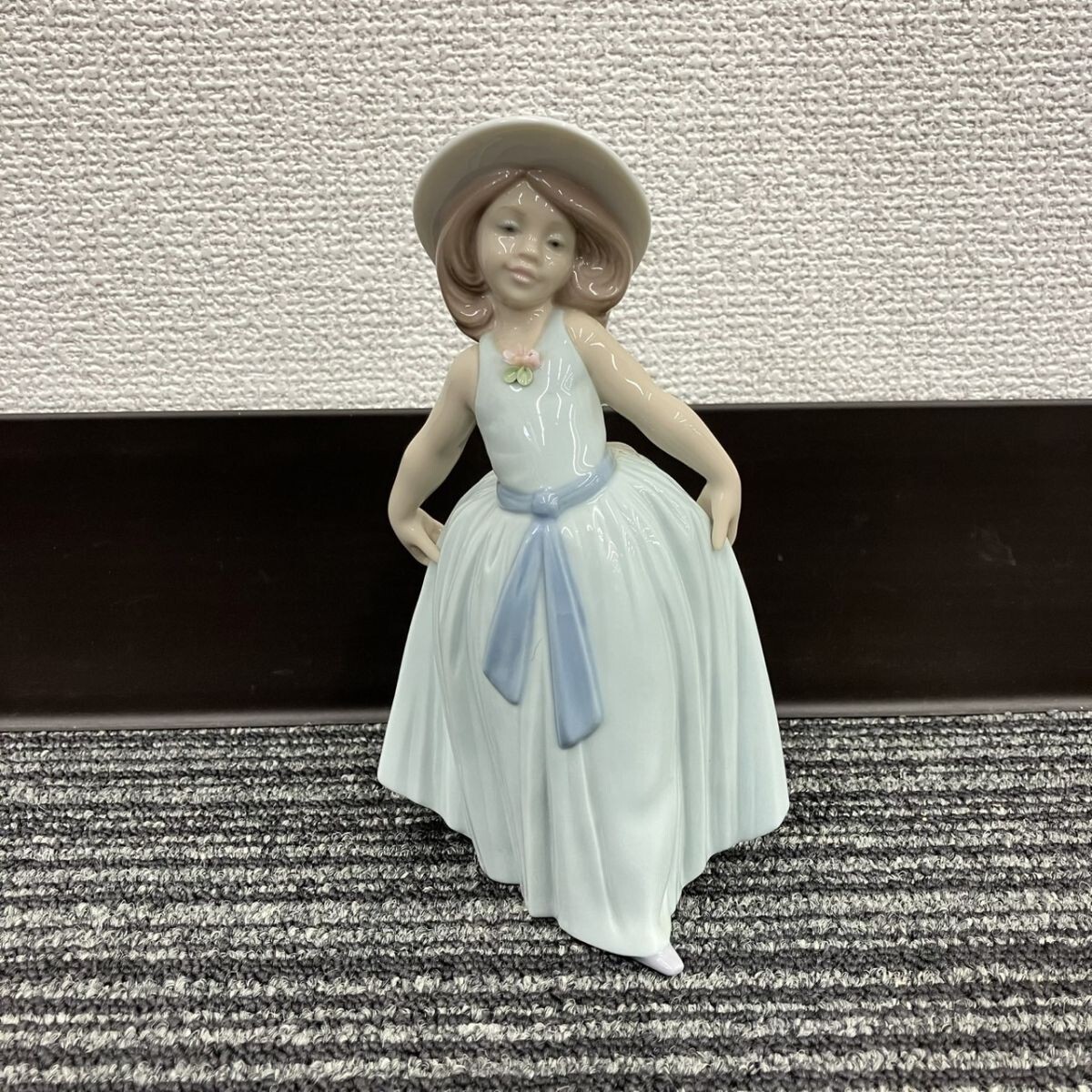 Yahoo!オークション -「シータ」(リヤドロ) (西洋陶磁)の落札相場