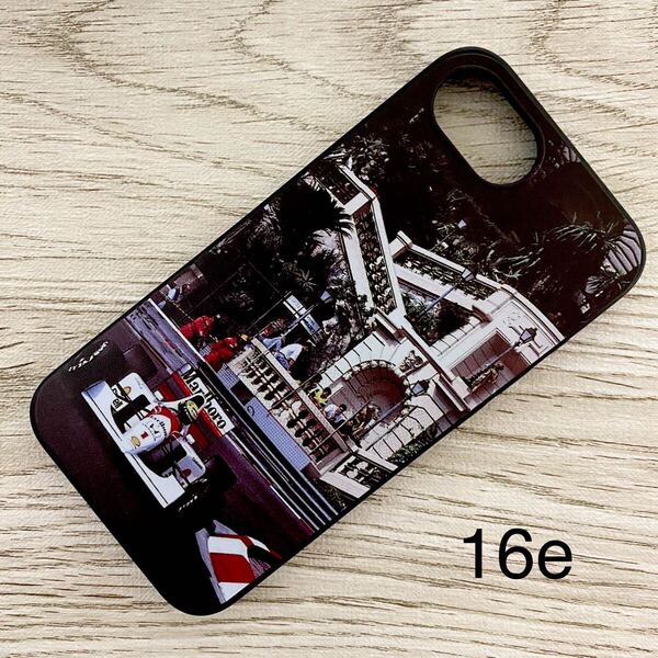 アイルトン・セナ モナコ GP iPhone 16e ケース F1 ローズ・ヘアピン マクラーレン ホンダ スマホ