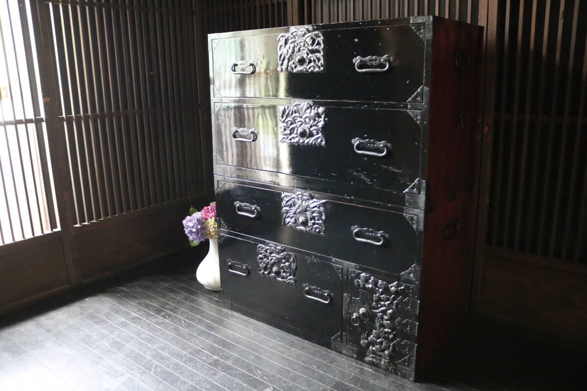 2025年最新】時代箪笥の魅力的なアンティークアイテムを見る