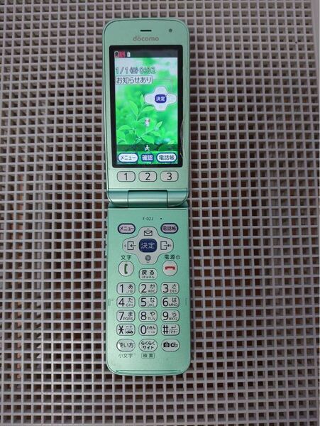 美品 F-02J グリーン 富士通 docomo 液晶フィルム