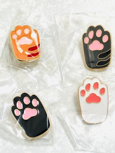 新品 送無★☆ピンバッジ 猫の手借りたい 4個セット 黒 白 茶トラ グレー★ねこちゃん キャット ピンバッチ ピンバッヂ カワイイ 猫 ねこ