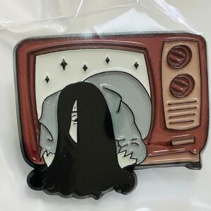 新品 送無★☆貞子 イメージ ピンバッチ ★ブラウン管テレビ レトロ ホラー☆★カワイイ オシャレ ピンバッチ ピンバッヂ