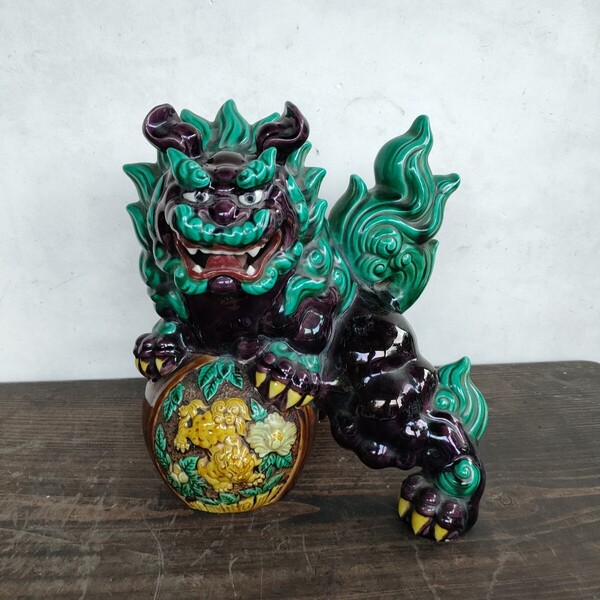 須栄義(作) 八幡窯 玉乗獅子 高さ27.5cm重さ4.3kg 九谷焼 魔除け置物縁起物 傷や汚れあり シーサー狛犬