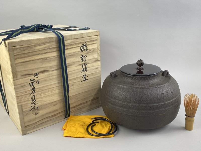 【茶道具】金森紹栄造 亀甲鶴文独楽釜 風炉用 (共箱) Yahoo!オークション -「金森紹栄」(釜) (鉄製)の落札相場・落札価格