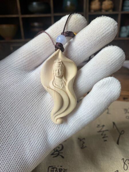 送料無料 葉っぱ観音菩薩 細密木彫 繊細彫刻 柘植 ツゲ 観世音菩薩 観音様 お守り 仏教美術 ご本尊 高さ6.5cm 根付 ストラップ