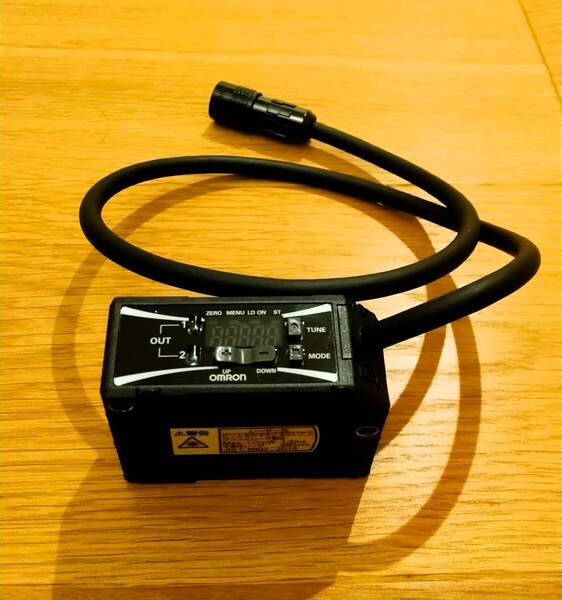 ★オムロン OMRON ZX1-LD300A66 0.5M★スマートセンサ アンプ内蔵形CMOSレーザセンサ★未使用★在庫残1★
