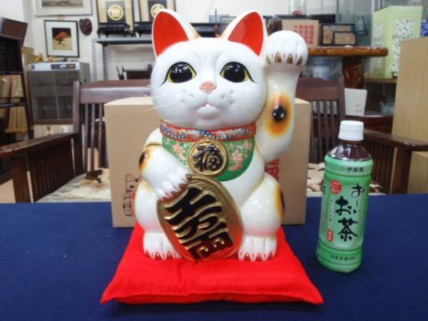 ◆送料無料◆布団付き♪新品!高さ33cm♪国産 常滑焼 招き猫 布団付♪ 開運置物 貯金箱 商売繁盛