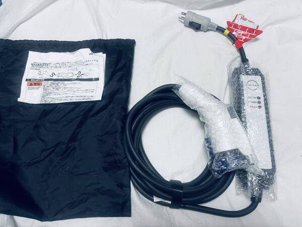 美品 新ロゴタイプ 現行機種 日産リーフ充電ケーブル 6WX0A ①