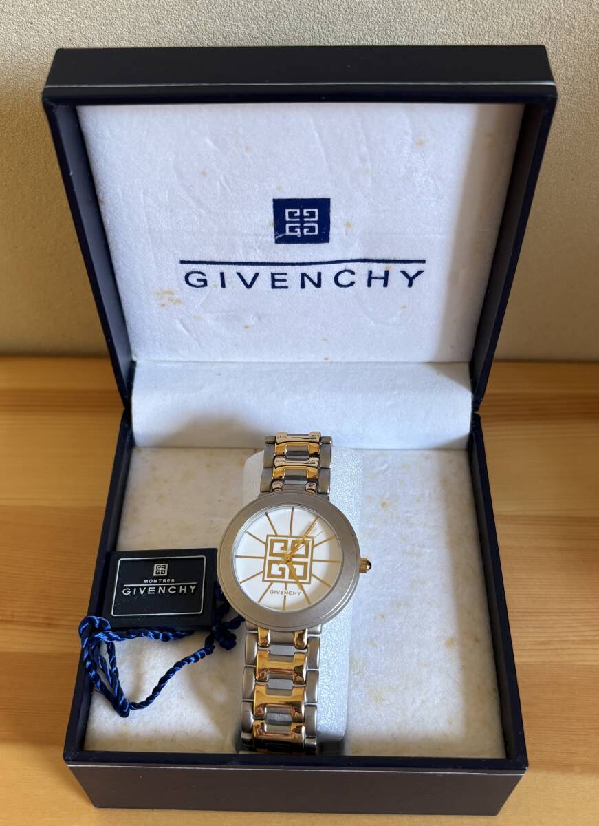 GIVENCHY ジバンシー　腕時計　ゴールド 電池新品稼働中　保証書付き GIVENCHY ジバンシィの腕時計、箱と保証書付き GIVENCHY