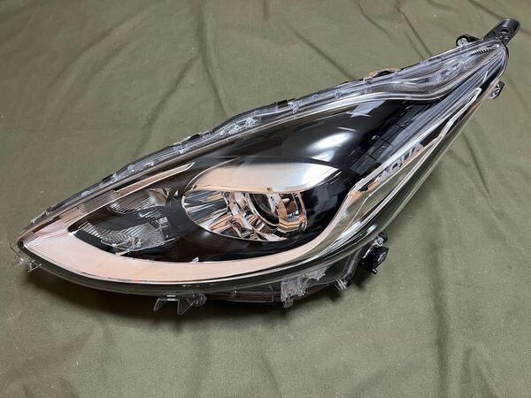 極上品 破損無し 点灯確認済み アクア 左ヘッドランプ 左ヘッドライト 81106-52N40 KOITO 52-322 NHP10 後期 識別 F