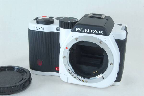 ★極美品★PENTAX ペンタックス K-01 ボディ ホワイト×ブラック 3242ショット♪