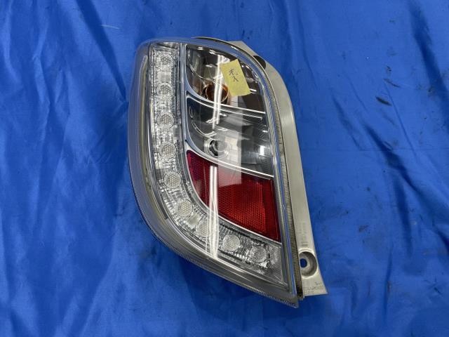 ダイハツLA300Sミライーステールランプ左右セット ダイハツ 純正 ミライース 《 LA300S 》 左テールランプ 81560