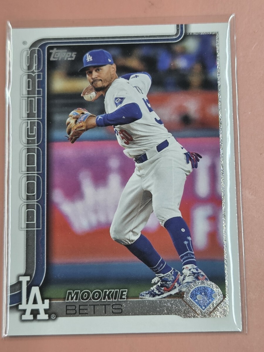 【激レア】ムーキー・ベッツ・フレディ・フリーマン★デュアルレリックカード 激レア】ムーキー・ベッツ・フレディ・フリーマン☆デュアルレリックカード