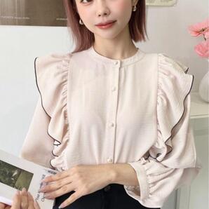 moment+ モーメントプラス パール釦マルチウェイ配色メローフリルブラウス