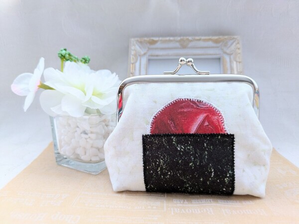 おにぎり 梅干し おむすびタグ付き ぷっくりがま口ポーチ 角10cm 小銭入れ小物入れ ハンドメイド プレゼントにも 匿名配送