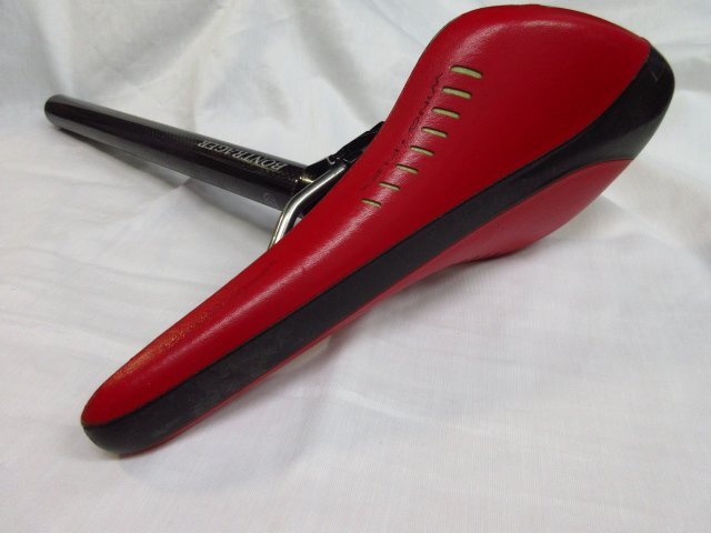 fi'zi:k PARES R3 サドル 165g 赤/白 箱入り 新品未使用 Yahoo!オークション -「フィジーク サドル」の落札相場・落札価格