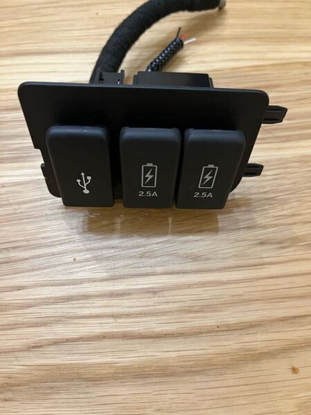 送料無料 ホンダ N-BOXカスタム JF3 純正USBポート ハーネスが付き 他車種に流用 中古品