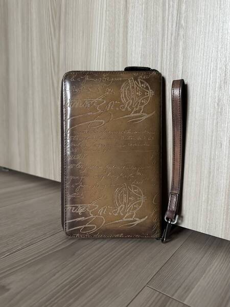 特注45万 Berluti TINEO Scrit Leather Wallet ベルルッティ ティオネ スクリットレザー 長財布 ストラップ ブラウン マダムオルガ期 名作