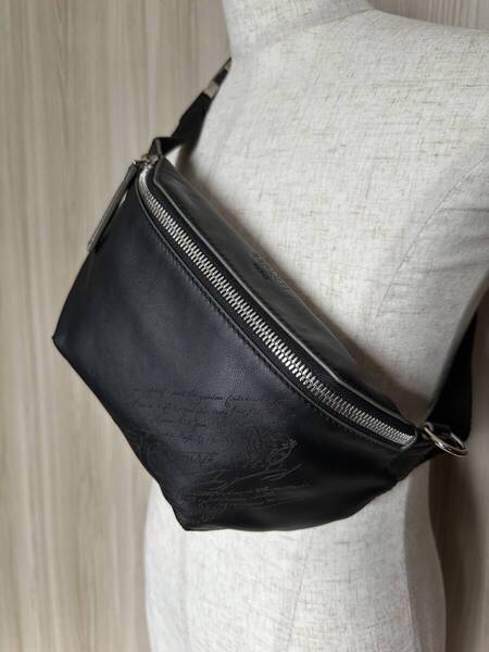 特注70万 Berluti Complice GM Leather BodyBag ベルルッティ コンプライスGM ヴィッテロレザー スクリット ボディバッグ 美品 限定品 廃盤