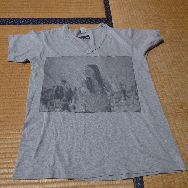 グレー VネックTシャツ Mサイズ 印象的なグラフィックプリントが魅力
