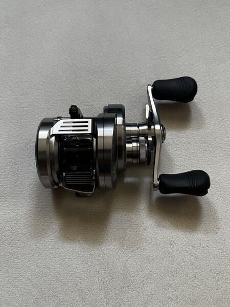 送料込★美品★【シマノ】20 カルカッタコンクエスト DC 200HG 右ハンドル カルコン SHIMANO