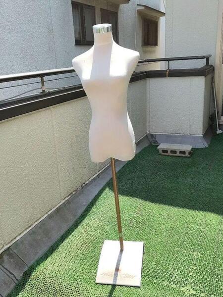 ディスプレイ トルソー 大人女性ボディ 金属土台 ディスプレイ用人体 マネキン白