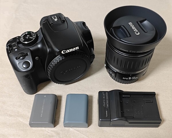 Canon EOS Kiss Digital X と EF-S 18-55mm F3.5-5.6 USM バッテリー 充電器