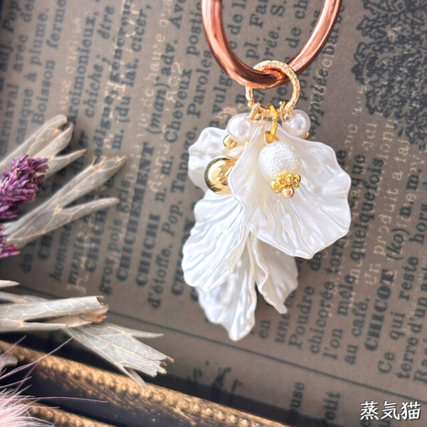 a5250 フラワータッセル 花びらチャーム パールホワイト2個【貝ピアス イヤリング 手作り材料ハンドメイド アクセサリー素材】蒸気猫パーツ