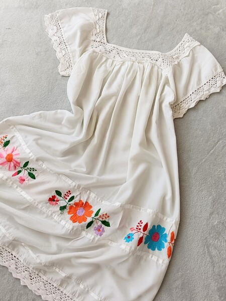 メキシコ花刺繍ワンピース ロングドレス プエブラ刺繍 半袖 エスニック民族 メキシカンワンピース ドレス 白ホワイト