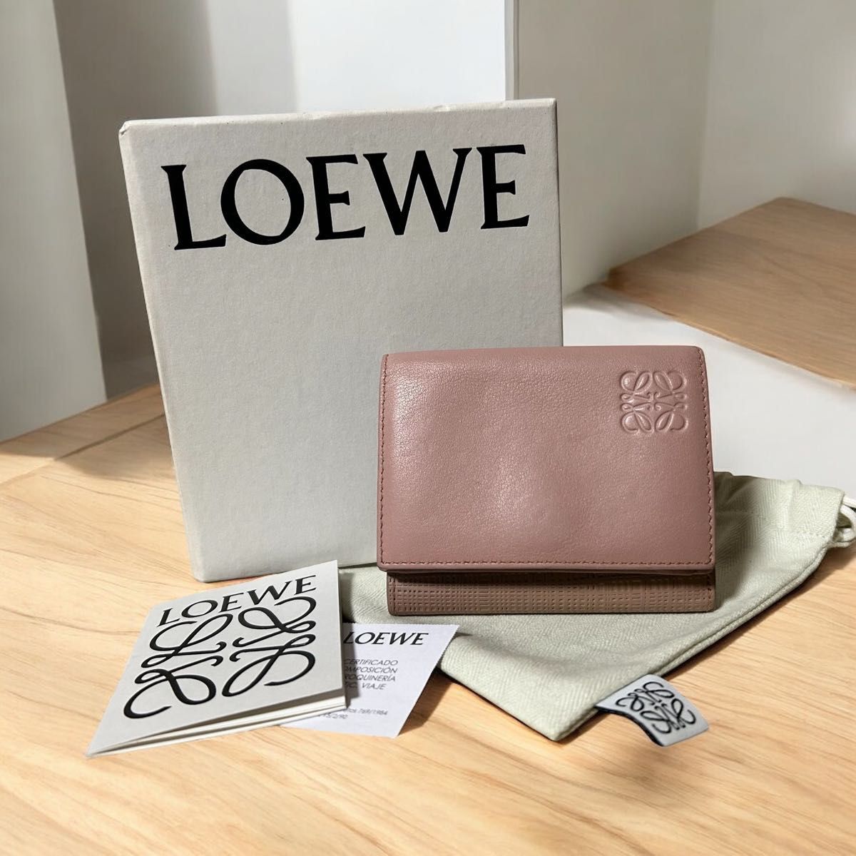 未使用級◆LOEWE バーティカルウォレット 三つ折り財布 アナグラム ベージュ 2025年最新】Yahoo!オークション -ロエベ 三つ折り財布の中古品