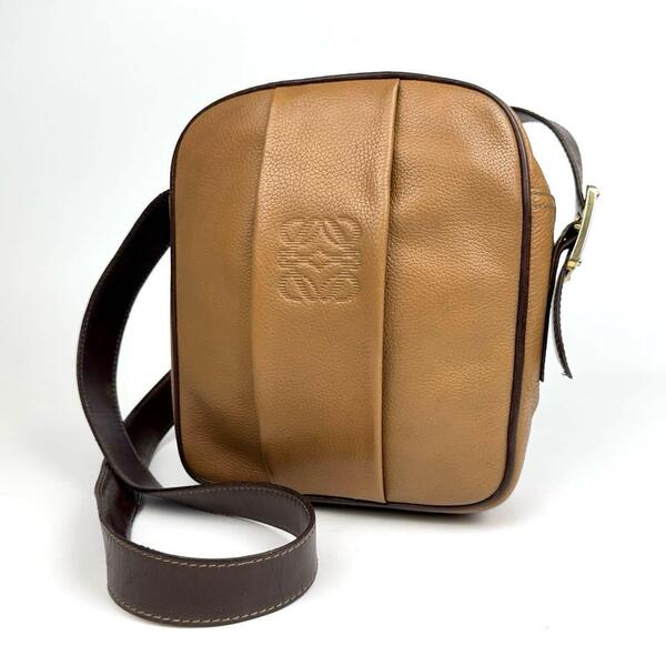 人気●LOEWE ロエベ ショルダーバッグ アナグラム ロゴ型押し 斜め掛け ゴールド金具 ポシェット レザー 茶 ブラウン フォーマル 男女兼用