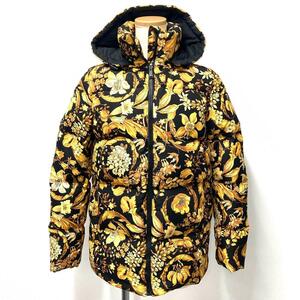 VERSACE VERSACE Всесторонний узор пуховик 1002793 36 Женщины
