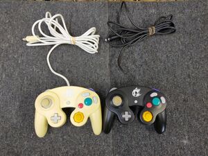 E26-20250717-55 Nintendo ゲームキューブ コントローラー スマブラ仕様 白&黒 セット DOL-003 大乱闘スマッシュブラザーズデザイン