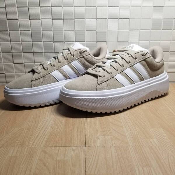 送料無料・新品未使用!!アディダス adidas カジュアルシューズ スニーカー / GRAND COURT PF SUEDE W / ベージュ 定価8800円 25.0cm