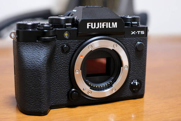 【極美品】豪華セットFUJIFILM X-T5 ボディ:保証2029年4月29日まで、ガラスコーティング、ナノコーティング+予備バッテリー2個+充電器