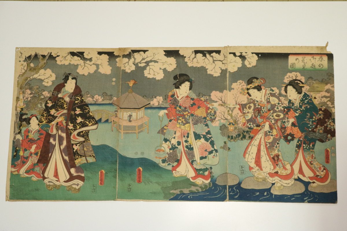 浮世絵木版画　一陽斎豊国　　[美女揃花の行列]　美人15名　八重咲梅図　三枚続 浮世絵木版画 一陽斎豊国 [美女揃花の行列] 美人15名 八重咲梅図