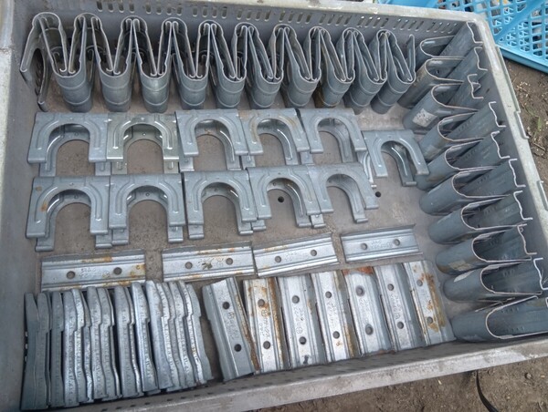 送料無料 中古 カチックス25×42 31個 25×42 止め金具10個 41点 ビニールハウス 雨避けハウス 金具 部品