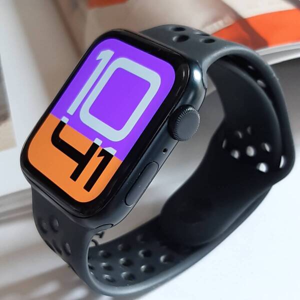 97% Apple Watch SE2 44mm GPS NIKE アップルウォッチ TWE01