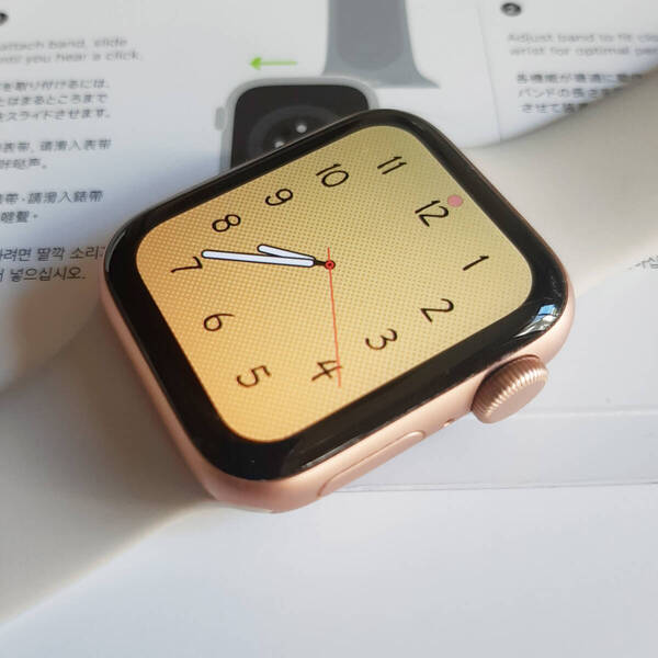 1式箱 SE Apple Watch 40mm GPS アップルウォッチ THC01