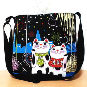 和柄丸みショルダーバッグ 仲良し猫ちゃん 打ち上げ花火 祭り まねき猫 ファスナーポケット付き ななめ掛けバッグ