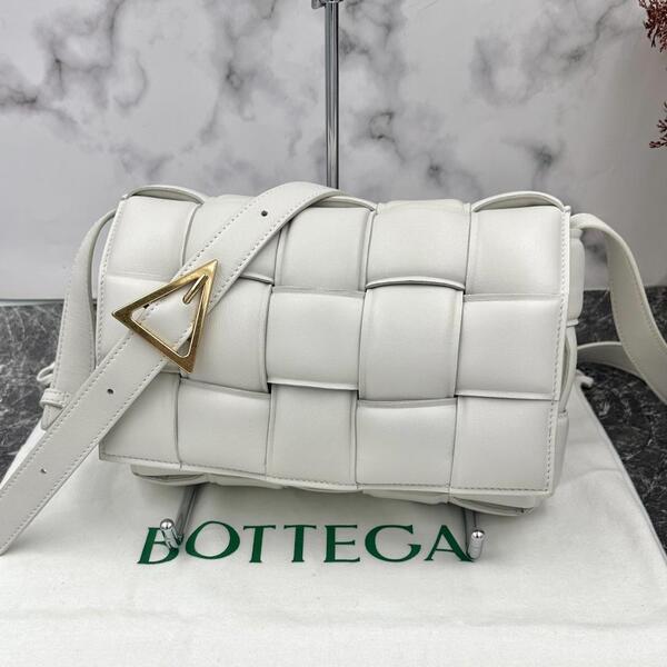 『ほぼ新品』BOTTEGA VENETA ボッテガヴェネタ マキシイントレチャート パデットカセット ショルダーバッグ(シリアル有り)保存袋付き