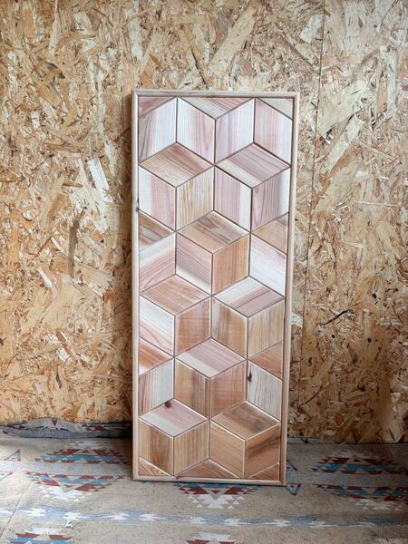 送料込 ハンドメイド 立体キューブ模様 寄木細工模様 ウォールインテリア 杉材 無塗装 830×350×25mm