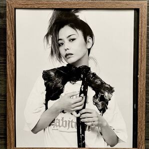 額装品★CHARA/チャラ③①★とても良いグラビア★アンニュイな表情が素晴らしい!★当時印刷物★色紙サイズ額入り★やさしい気持ち★