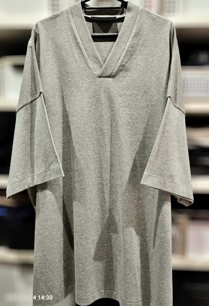 新品未使用 正規品 FEAR OF GOD エッセンシャルズ Vネック Tシャツ US L ダークヘザーオートミール グレー オーバーサイズ ロゴ 納品書
