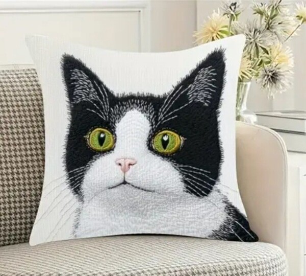 クッションカバー ハチワレ猫J 刺繍風 45cm 猫の雑貨 HANAKO
